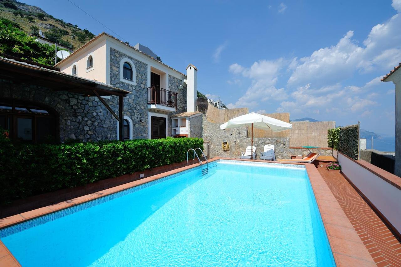 Villa Miramare, piscina e parcheggio a Conca dei Marini Esterno foto
